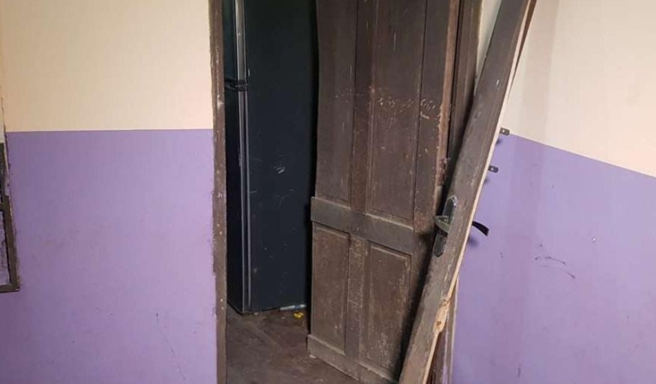 Roban joyas y dinero tras romper la puerta de una vivienda