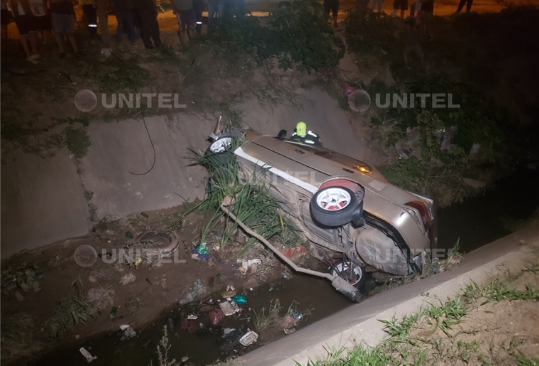 Conductor fallece tras caer con su vehículo en un canal de drenaje