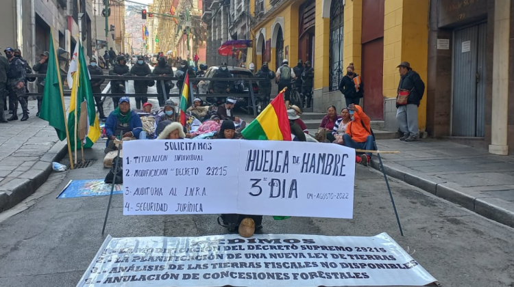 Tildan de traficantes de tierras a «campesinos» bloqueadores que también están en La Paz