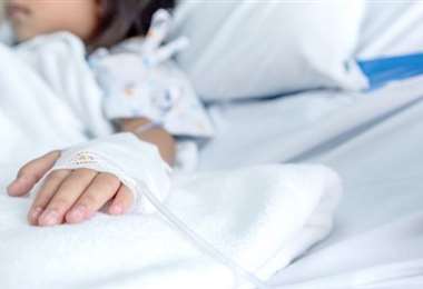 Niña está gravemente herida tras ser atropellada por su padre que daba retro en su vehículo
