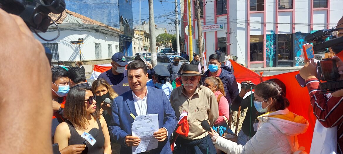 Fiscalía investiga al alcalde Torres por destrucción de bienes del estado e impedir funciones