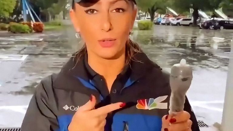 Una reportera en EE.UU. «protege» su micrófono con un condón para un directo sobre el huracán Ian