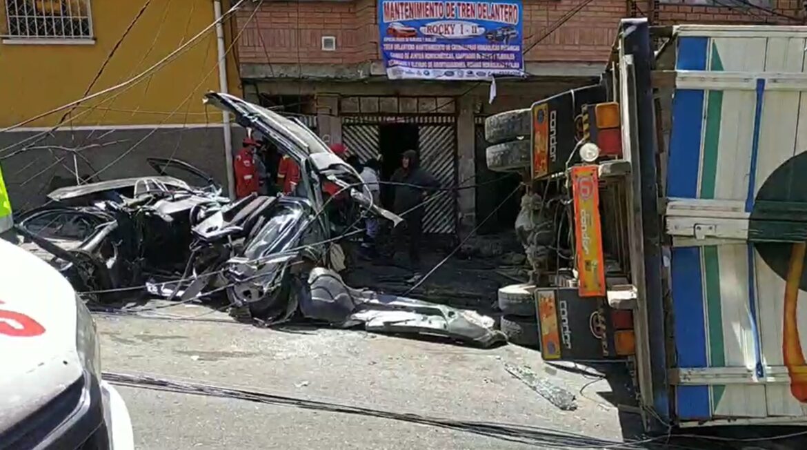Colisión múltiple de vehículos deja al menos dos muertos y ocho heridos en La Paz