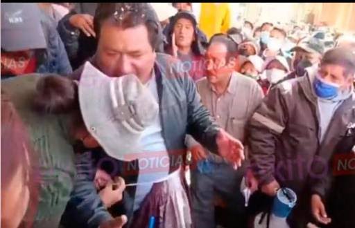 En Viacha, le ponen una pollera al alcalde por no atender demandas y llaman a un cabildo