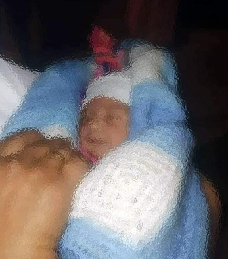 Cochabamba: Envuelta en una manta en medio de una piedras, así fue dejada una bebé recién nacida en plena calle