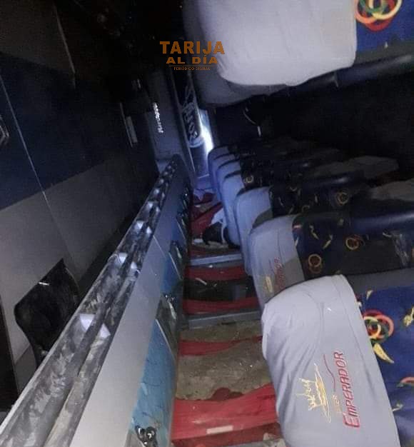 Tarija: Dos personas fallecidas y 13 heridas el saldo del vuelco de un bus de la empresa Emperador