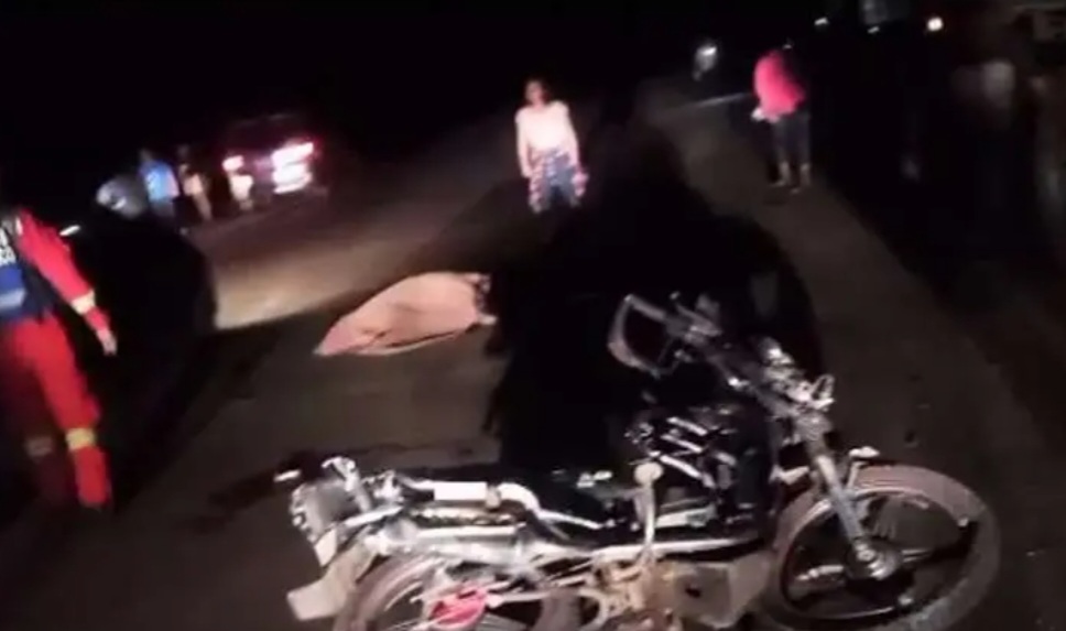 Padre e hijo que retornaban de la feria de Alasitas pierden la vida tras impactar su motocicleta contra un camión