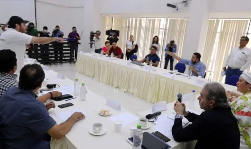 “Tu jefe fue el que se escapó”: la acalorada discusión entre un líder cívico y el viceministro de Autonomías justo cuando se rompió el diálogo
