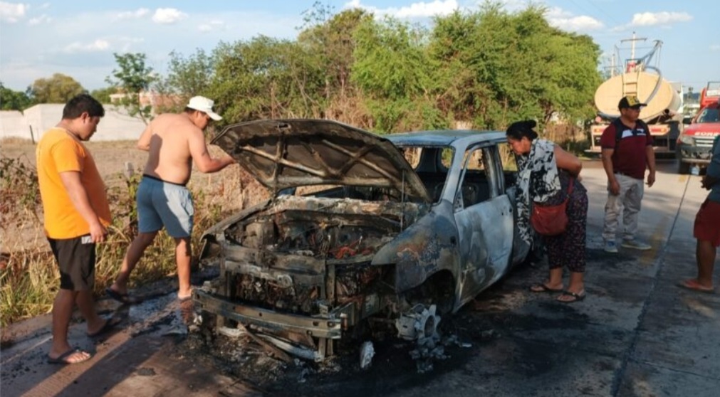 Un auto y una motocicleta quedan totalmente calcinados en accidentes de tránsito