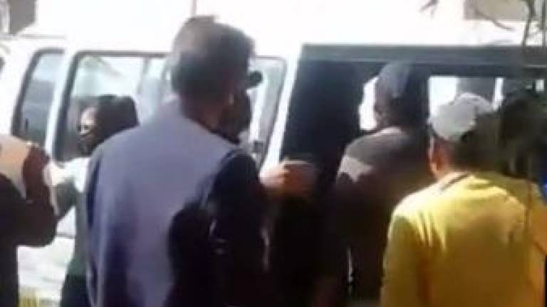 Tras el cabildo, policías de civil aprehenden a dirigente cocalero dentro de un minibús