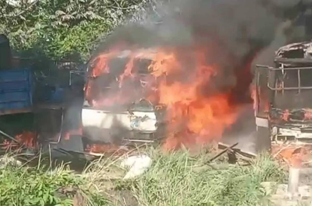 Incendio destruye tres buses en la Escuela de Policías en Santa Cruz