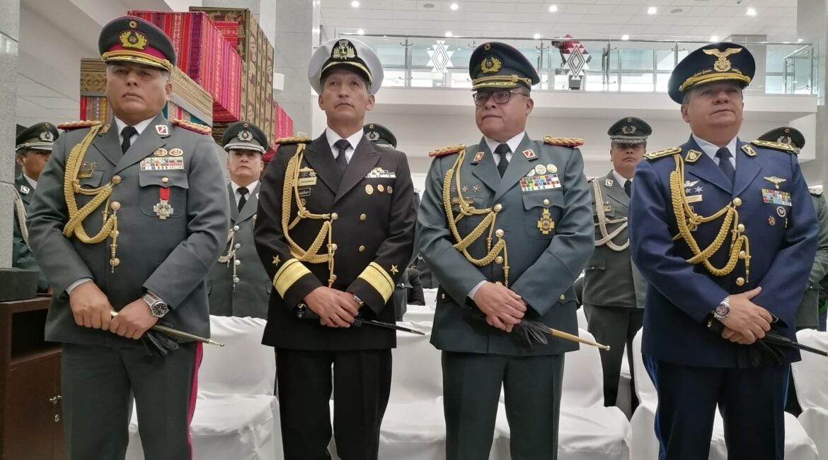 Asume nuevo Alto Mando Militar con el general Hugo Arandia como Comandante de las FFAA