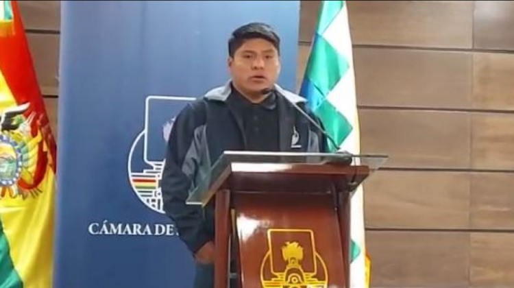 Loza asegura que se ordenó el retiro de las banderas del MAS en los actos de entrega de obras