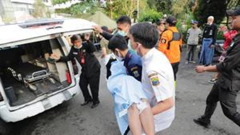 Cerca de 50 muertos y cientos de heridos en un terremoto en Indonesia