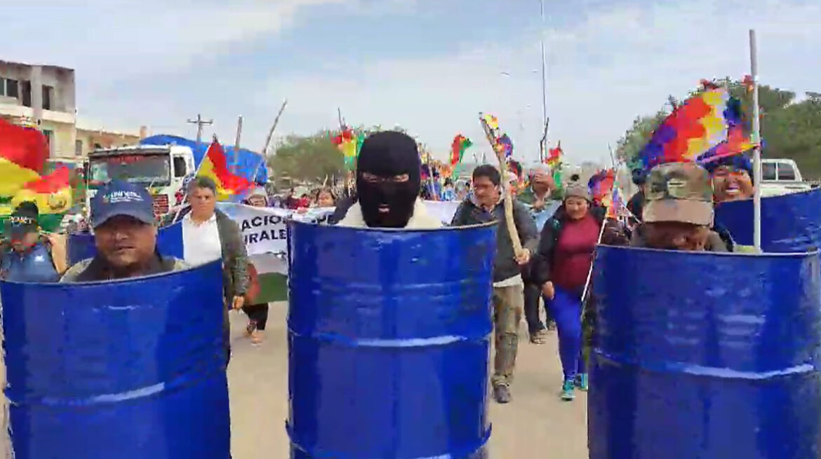 Con escudos, organizaciones de San Julián marchan a Santa Cruz para pedir la renuncia de Camacho