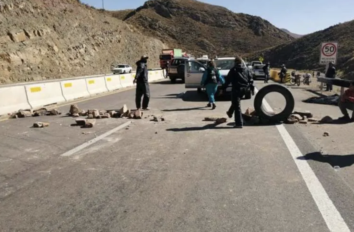 Mineros bloquean carretera que une Cochabamba con Oruro y La Paz