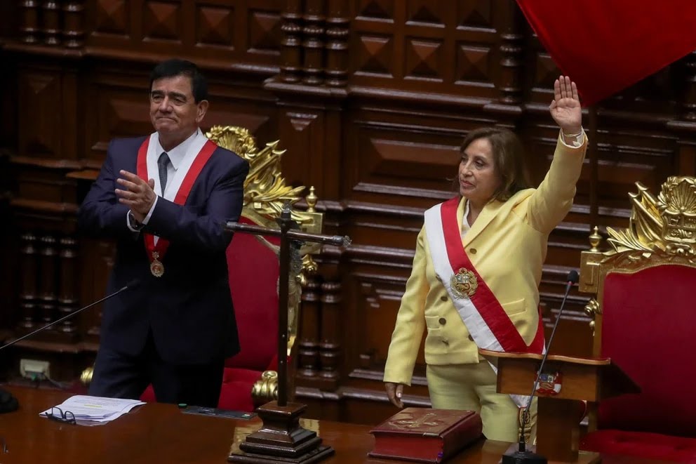 Dina Boluarte juró como nueva presidenta del Perú e hizo un llamado al diálogo