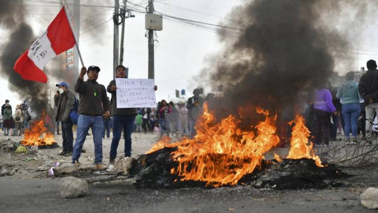 Manifestantes toman aeropuerto de Arequipa pese a anuncio de elecciones anticipadas en Perú