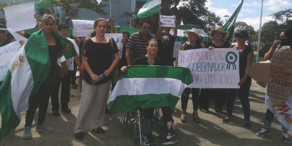Mujeres vestidas de negro marchan en Santa Cruz y dicen que “no hay nada que celebrar” en el día del Estado Plurinacional