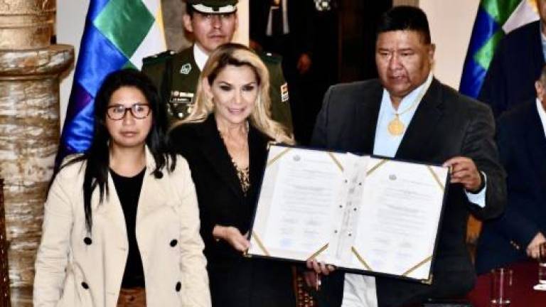“Aquí van las pruebas”: Tuto afirma que 78 leyes y fotos con Copa son la evidencia de que Añez fue presidenta