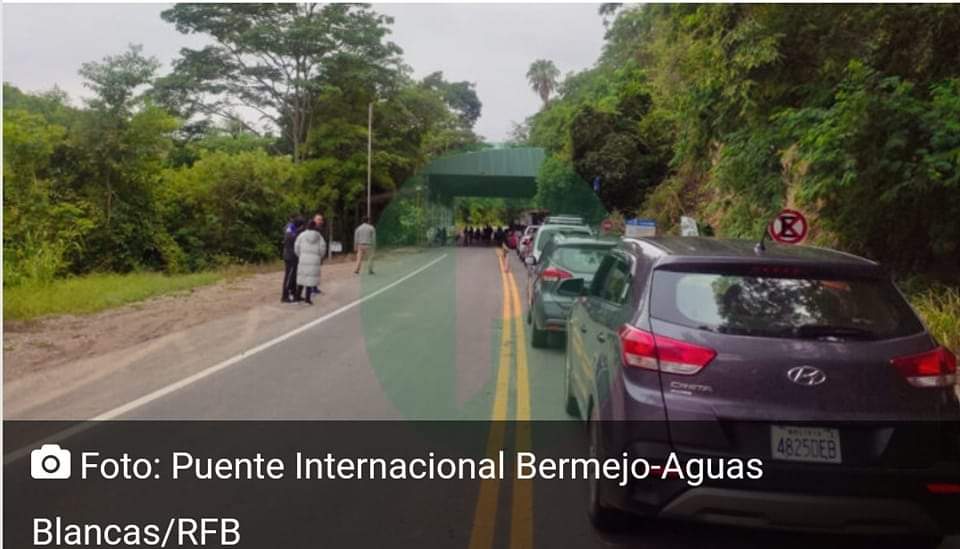 Decenas de vehículos argentinos se encuentran varados en la frontera por problemas eléctricos de la Aduana Boliviana