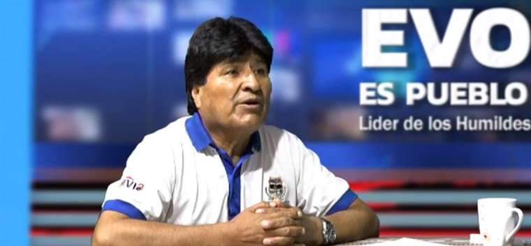 Llaman golpista a Evo por reunirse con militares activos