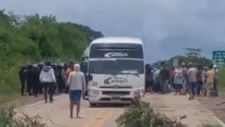 Santa Cruz: A balazos avasalladores rescatan a 60 detenidos por la Policía