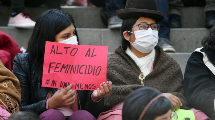 Luto: En lo que va del año, 16 mujeres fueron asesinadas y 23 niños quedaron huérfanos