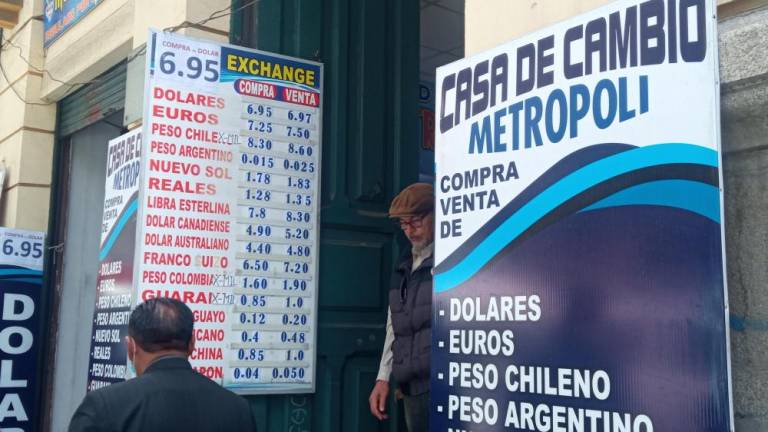 Casas de cambio y librecambistas de La Paz suben a Bs 6,95 el dólar