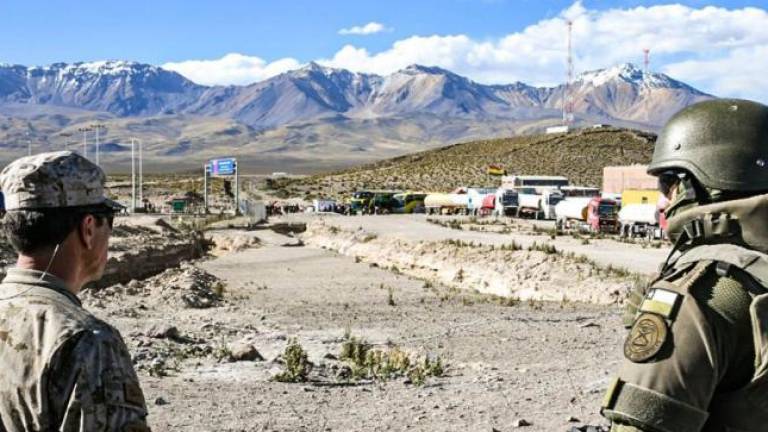 Chile militariza la frontera y demora el tránsito del transporte pesado