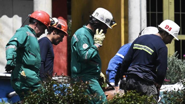 Buscan a 10 mineros atrapados por explosión que mató a 11 en Colombia