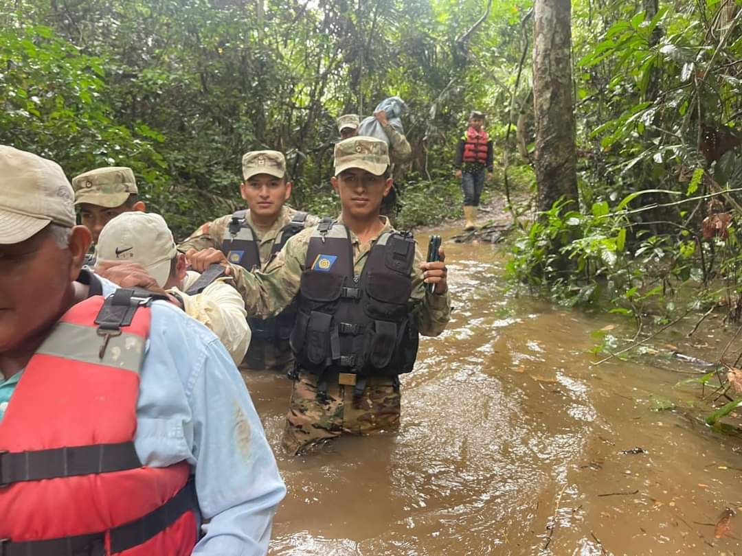 Armada Boliviana refuerza evacuación de más de 150 familias esta jornada por inundación en Cobija