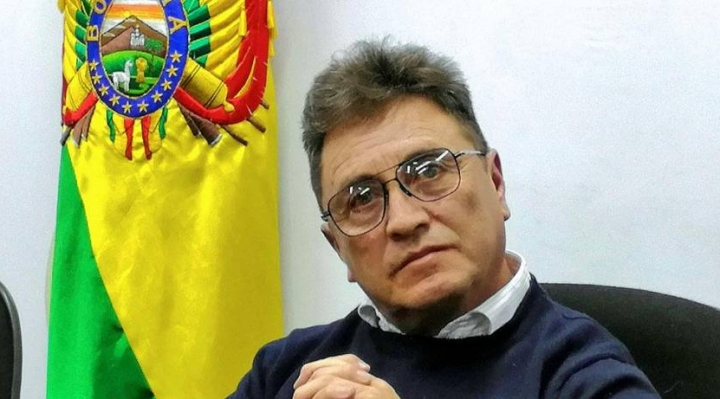 Renuncia ministro Villavicencio, por pugnas por la ley del oro y enorme deuda de Vinto