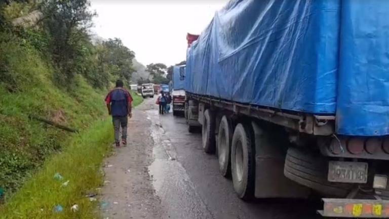 Transporte libre bloquea la ruta Cochabamba-Santa Cruz; Terminal suspende viajes por la nueva vía