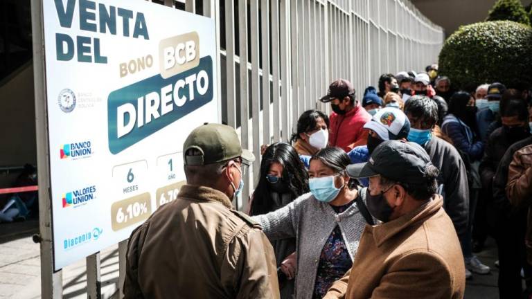Crisis: hay lista de espera por dólares y bonos vuelven a caer