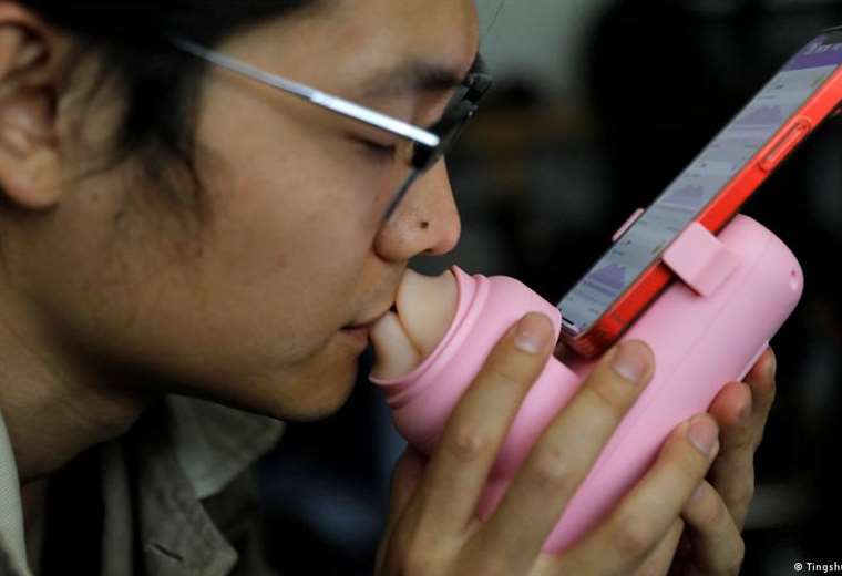 Una empresa china presenta un dispositivo de besos para amantes a distancia