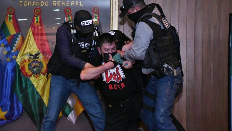 “Me están armando un caso”: capitán Alberti forcejea y grita cuando la Policía lo presenta ante los medios