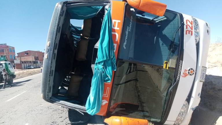Bus vuelca en la carretera La Paz-Oruro y deja 29 heridos