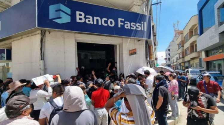 Ahorristas siguen con problemas y ministro dice que banco Fassil debe recurrir a sus activos