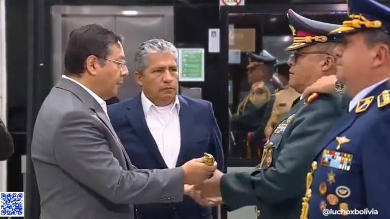 Arce llama a FFAA a estar al lado del proceso de cambio y asciende a Zúñiga, cuestionado por caída de los cadetes