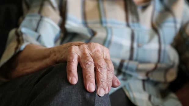 “Le invitaron una fruta”: Anciano fue dopado en una flota y le robaron todo su dinero