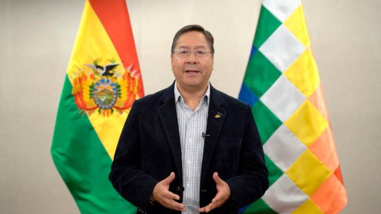 El Presidente admite iliquidez de dólares y habla del yuan chino