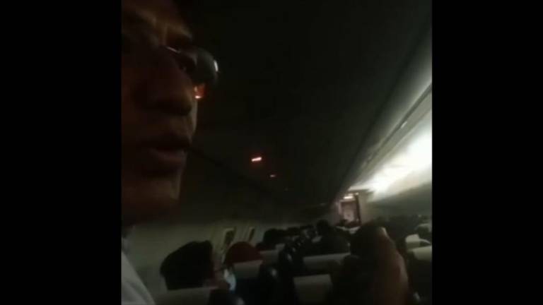 Retraso de más de tres horas de BOA molesta al viceministro Silva y anuncia sanción en pleno vuelo