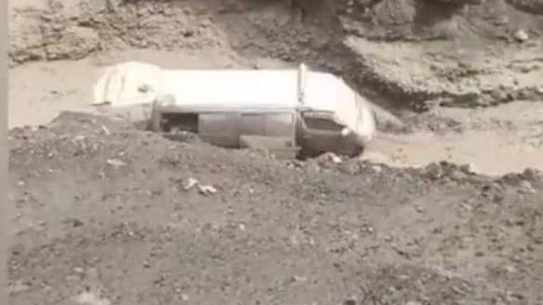 Lluvias dejan un minibús arrastrado por el río, muros caídos y otras 16 emergencias