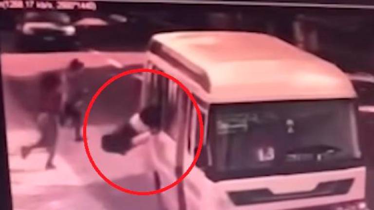 Una joven cae por la ventana de un micro al intentar agarrar al ladrón de su celular