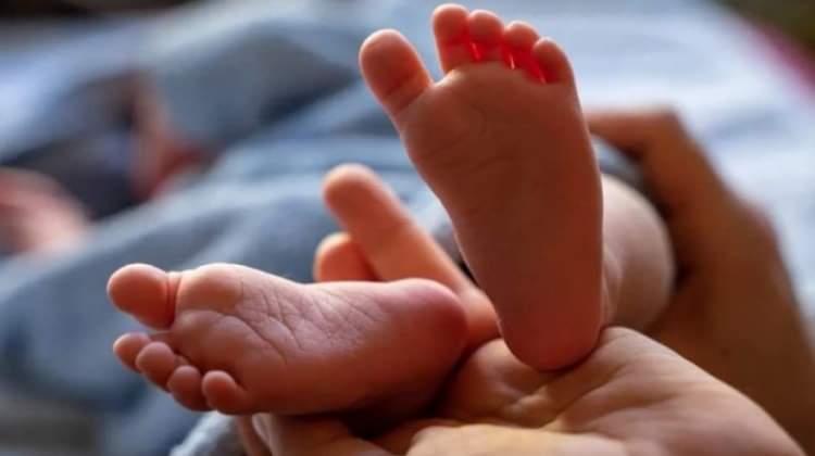 Rescatan a bebé de tres meses que médicos compraron en Bs 200 a una madre de 15 años