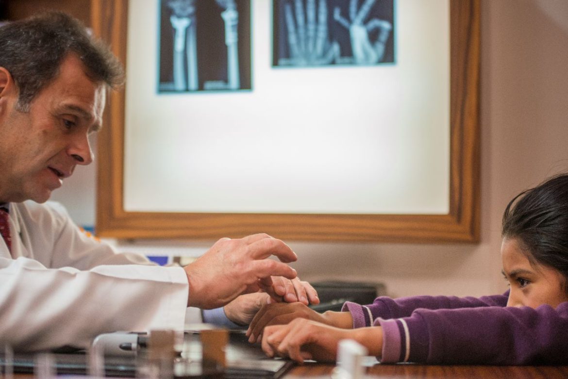 La Fundación Mercantil Santa Cruz – “Puedes Creer” y la Fundación SOS Mano Bolivia, finalizan con éxito la campaña gratuita de cirugías de mano en Tarija