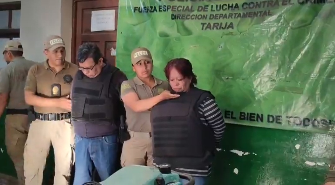Personal de la Felcc aprehende a dos personas por robo de celulares en el centro de la ciudad