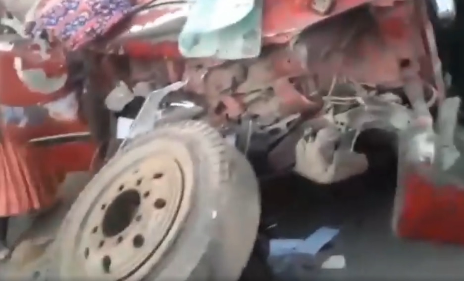 Dos muertos y 15 heridos deja choque de un minibús contra una volqueta en la carretera La Paz – Oruro