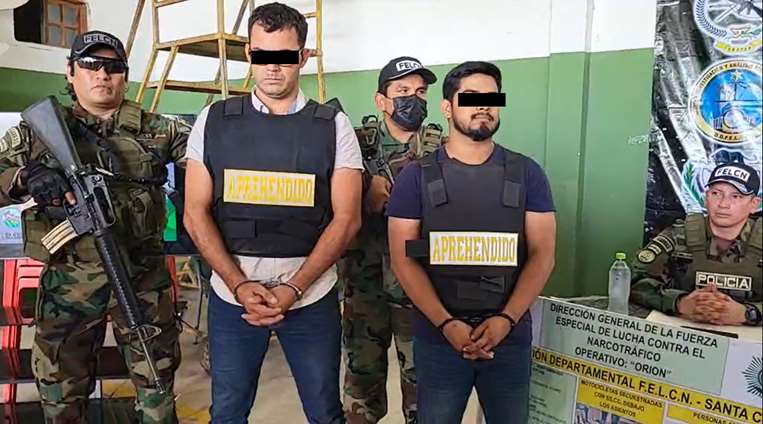 Interceptan a narcotraficantes descendiendo de una avioneta cargada con más de 300 kilos de droga